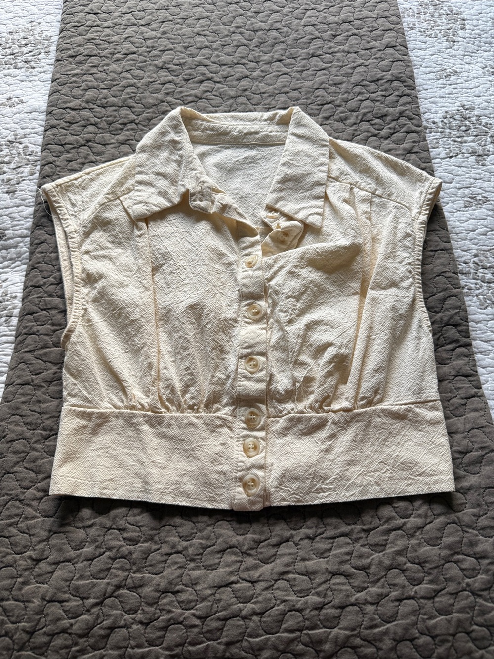 Sleeveless Collared Button-Front Crop Shirt in Cream